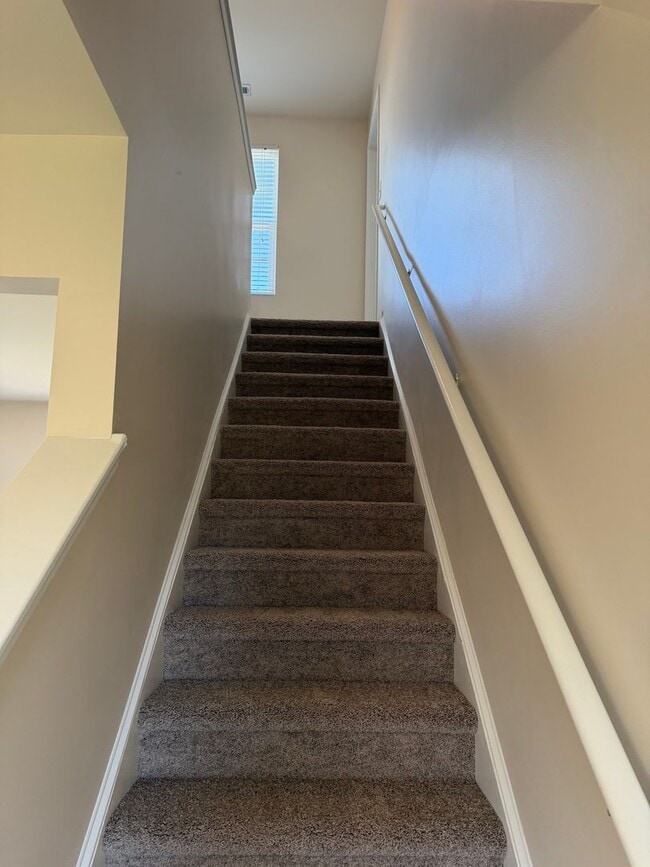 Building Photo - Available NOW! 3 bedroom 2.5 bath in Longs!!