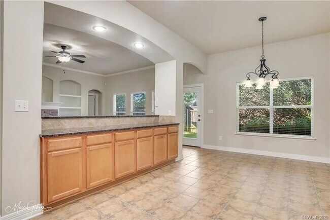Building Photo - Gated Community close to LSUS