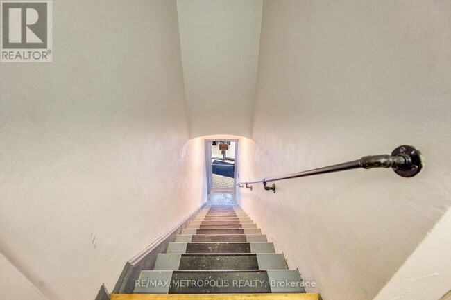 Building Photo - 1548 St Clair Pkwy