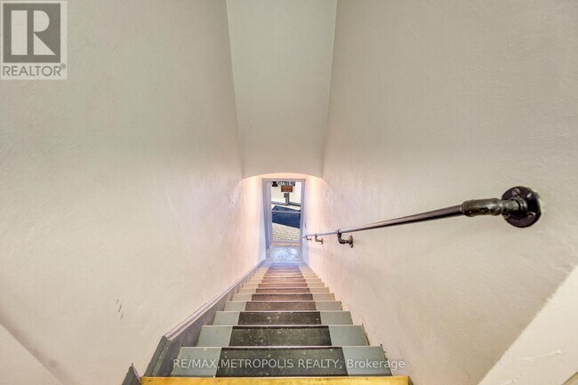 Photo du bâtiment - 1548 St Clair Pkwy