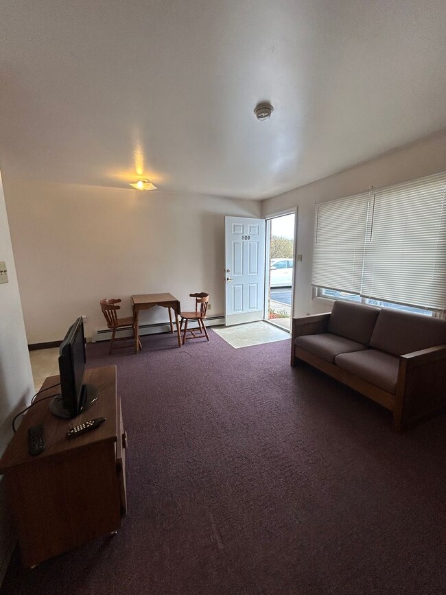 Building Photo - Studio Apartment on W. Cherry Lane