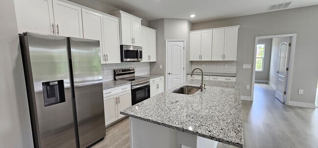 Foto del edificio - Over 1900 Sqft of New Construction. 4 bedr...