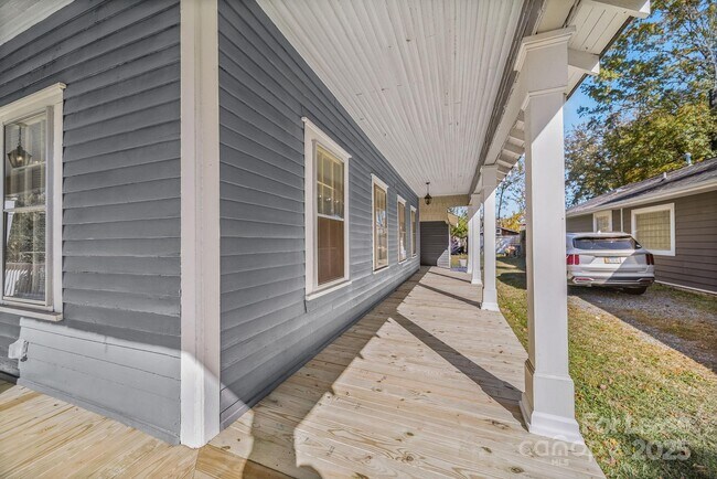 Foto del edificio - 813 E 35th St