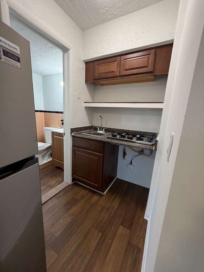 Building Photo - Beautiful Studio Apartment
