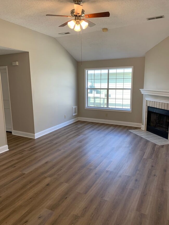 Building Photo - Prime location in Madison!