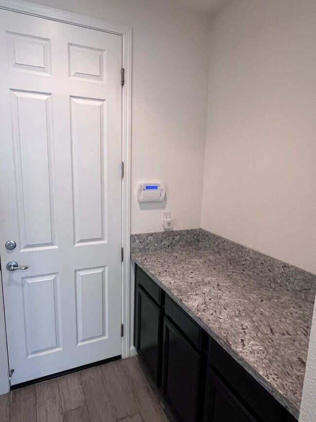 Building Photo - BEAUTIFUL HOME IN ROSEVILLE IN THE GATED C...