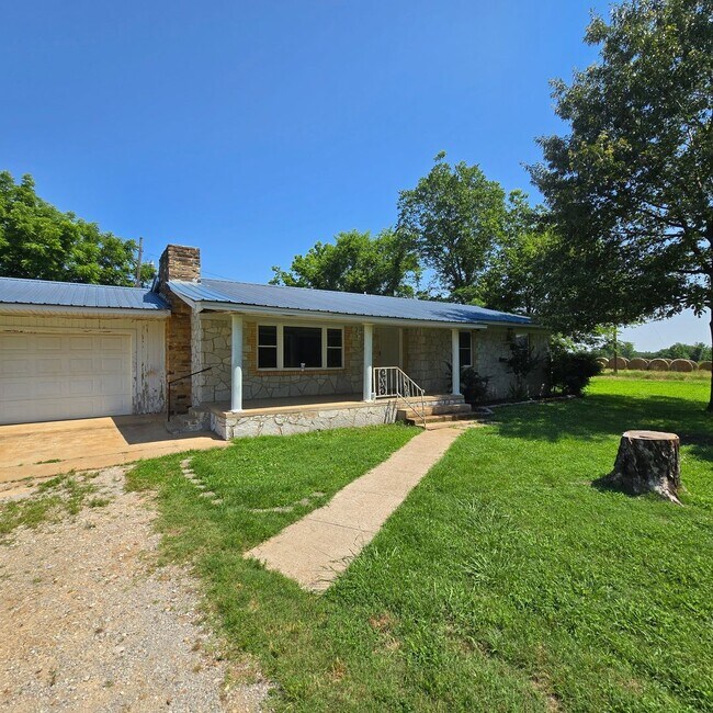 Foto del edificio - 3 Bed • 1 Bath • Stonework Home in Newark ...