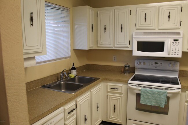 Foto del edificio - 2711 N Halifax Ave