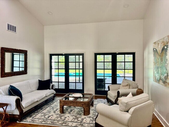 Foto del edificio - 325 Knotty Wood Ln