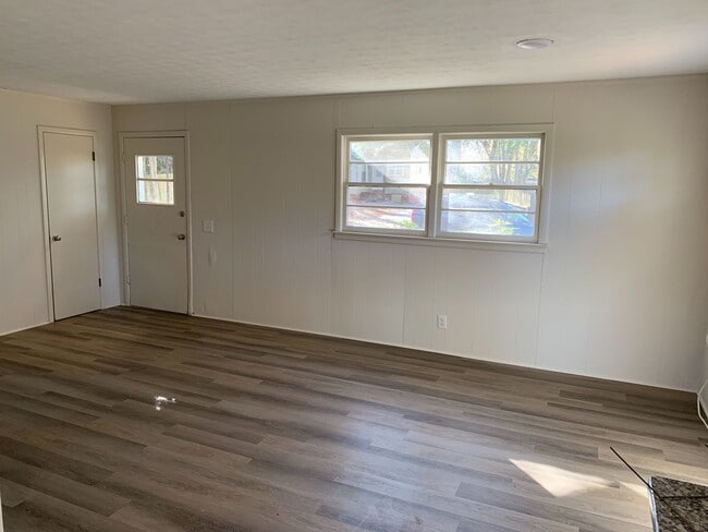 Building Photo - Precious 1BR/1BA Cottage On N Ross