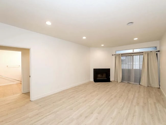 Building Photo - 431 S Kingsley Dr