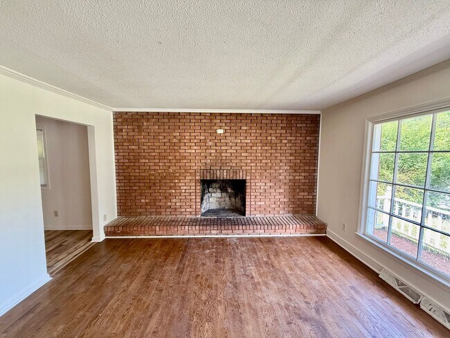 Foto del edificio - Four bedroom, 2 bath house in Burlington