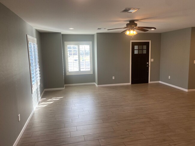 Building Photo - Remodeled 3/2 SFH Glendale, built in 2016