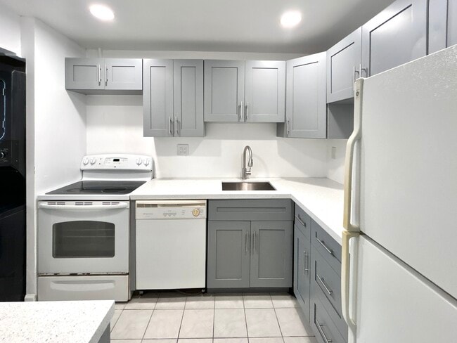 KITCHEN - 8020 Colony Cir N