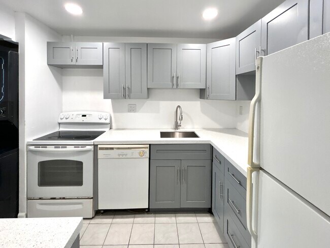 KITCHEN - 8020 Colony Cir N