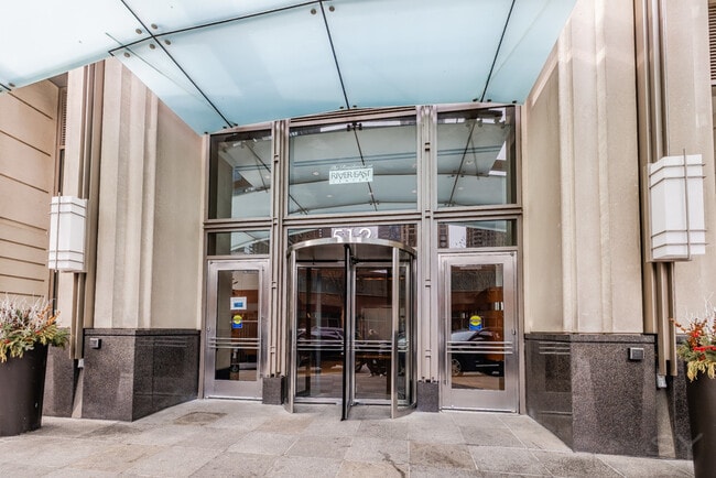 Building Photo - 512 N McClurg Ct
