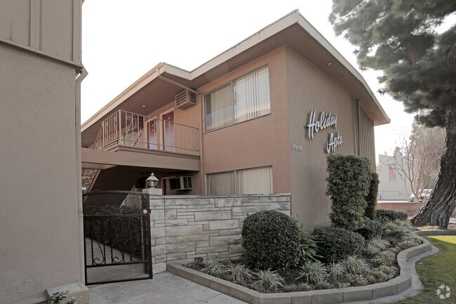Building Photo - Holiday Manor Apartments