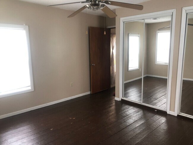 Building Photo - Adorable Rural Home in Rochester School District!