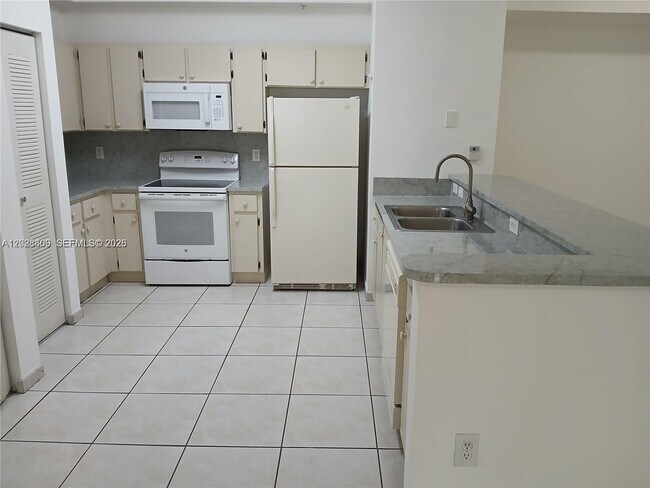 Foto del edificio - 7230 NW 114th Ave