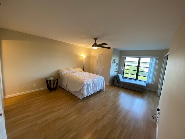 Fotografía del edificio - 2202 S Cypress Bend Dr