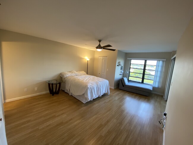 Master Bedroom - 2202 S Cypress Bend Dr