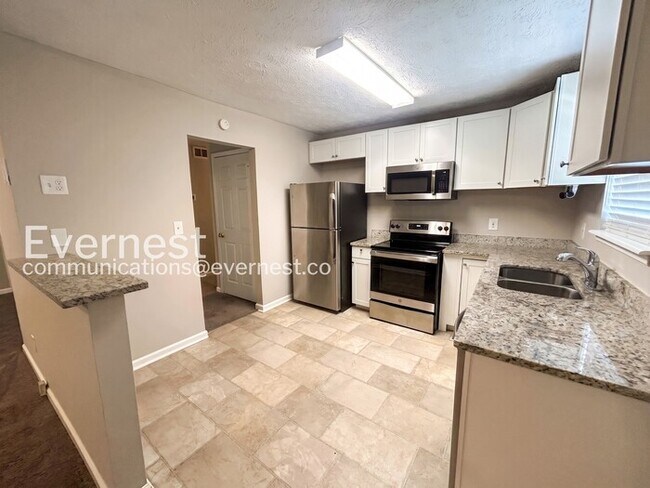 Foto del edificio - 3 Bed, 2 Bath Home with Fenced Yard & Garage / Pet-Friendly / Vouchers Accepted / Available Now!