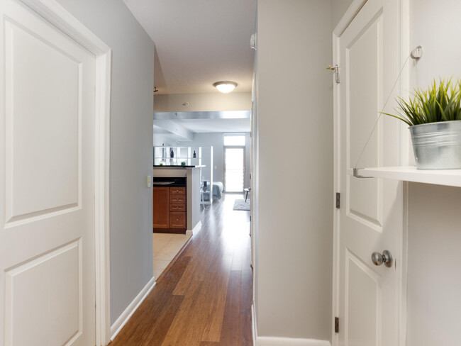 Large Studio with Welcoming Foyer - 851 N Glebe Rd