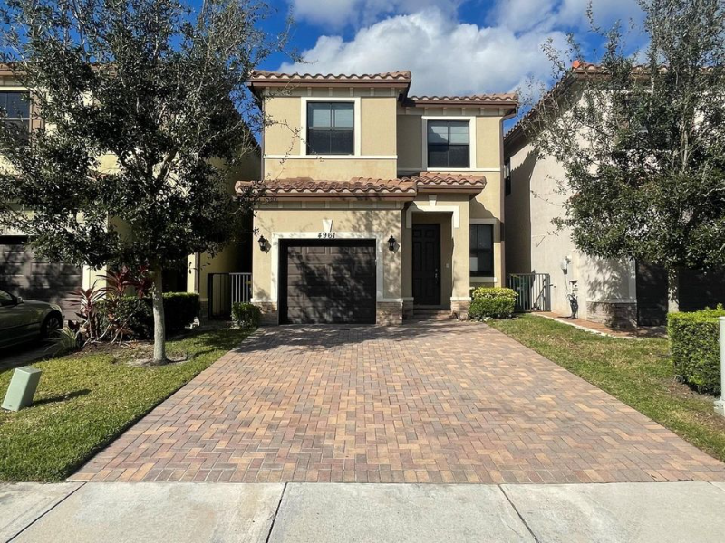 Foto principal - 4961 NW 59th St