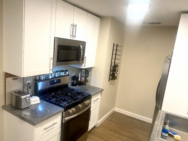 Building Photo - 323 Montrose Dr