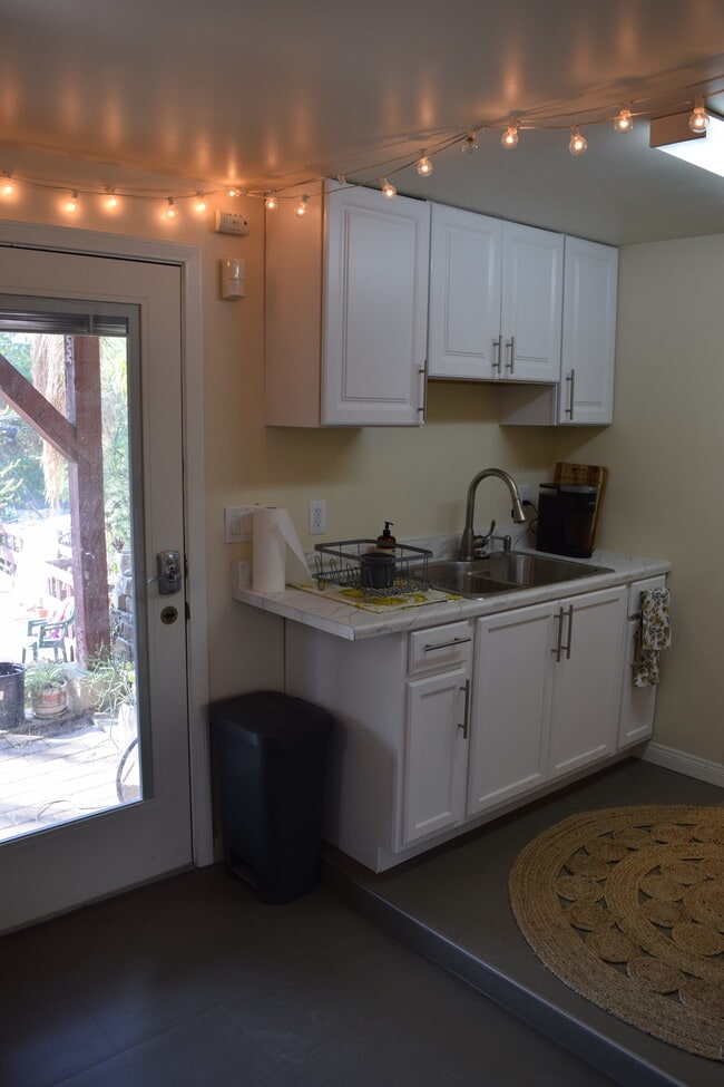 Foto del edificio - 2474 Endicott St