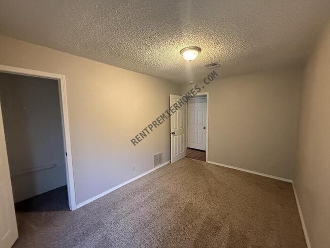 Building Photo - 1533 E 67th Pl