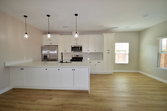 Foto del edificio - Brand New 3 Bedroom Fullerton Back House