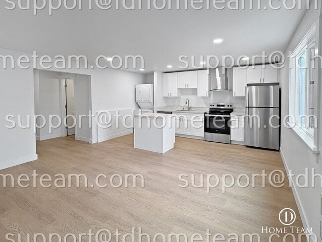 Building Photo - "Charming Tacoma Retreat: Cozy 2-Bed Oasis with 1 Private Car Garage!"