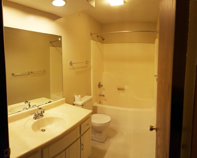 Building Photo - 2 Bedroom, 1.5 Bath Townhome available in ...