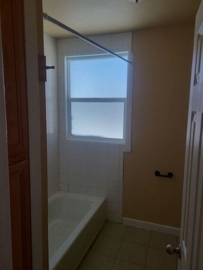 Building Photo - Available Now! Call office to schedule a s...