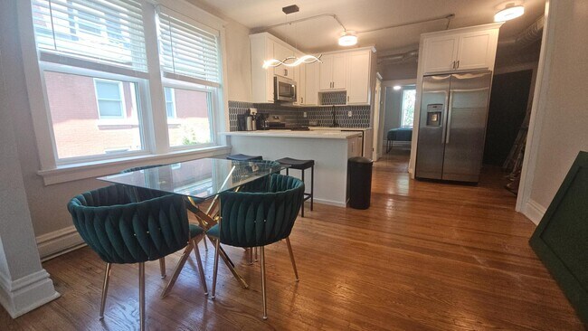 Foto del edificio - 4333 Forest Park Ave