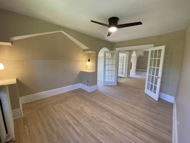 Building Photo - *Beautifully remodeled Historic 2 bed plus den Penthouse In Desirable Lowry Hill - Near Chain Of ...