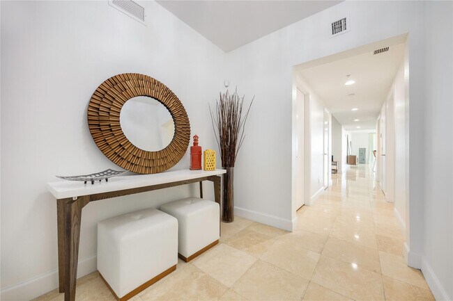Foto del edificio - 14951 Royal Oaks Ln