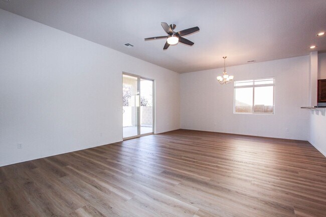 Foto del edificio - Three Bedroom Granville Home