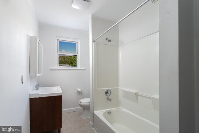 Building Photo - 622 W Collings Ave