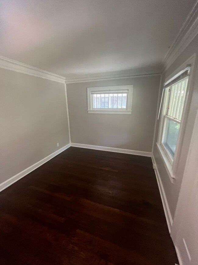 Building Photo - AVAILABLE NOW! 2 Bed 1 Bath Home! $1350.00