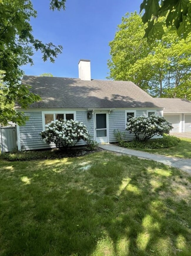 Building Photo - 9-11 Oakview Dr