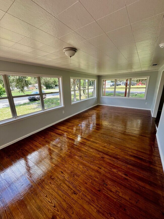 Foto del edificio - Awesome 2BR/1BA w/Open Floor Plan, Deck, L...
