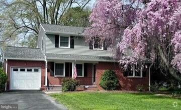 Building Photo - 104 Cedar St