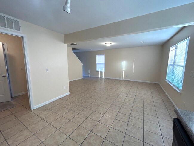 Foto del edificio - Newer 3BD/2.5 BA home w/ garage in quiet subdivision and only 15 minutes to downtown Raleigh!