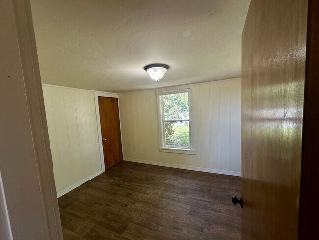 Building Photo - 1 Bedroom house on large lot in quiet neig...