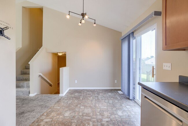 Foto del edificio - Charming Multi-Level ]Near Parks and Lakes!!