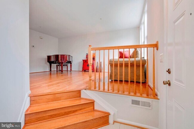 Building Photo - Brightly renovated 4 bedroom home near Con...