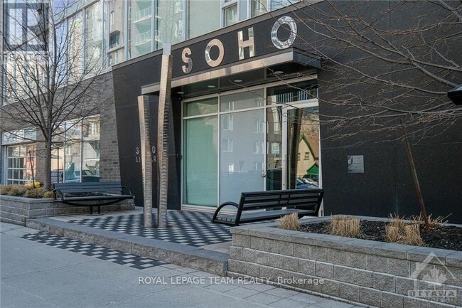 Building Photo - 300 Lisgar St