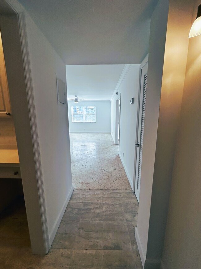 Building Photo - Large 1 Bedroom 1.5 Bath Condo - Steps from Fort Lauderdale Beach!